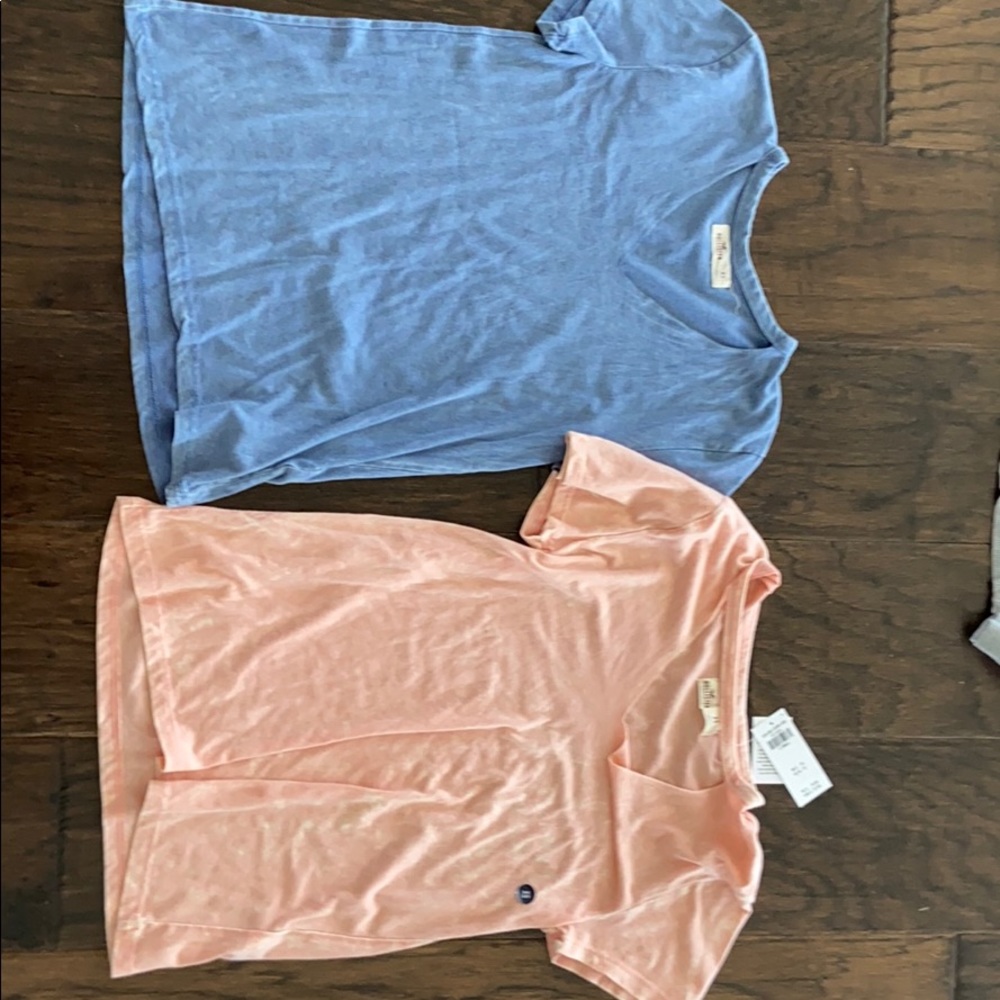 2 Xs Hollister t-shirts